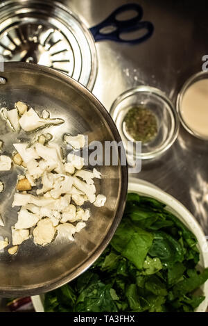 Légumes sautés dans un wok avec de l'huile Banque D'Images