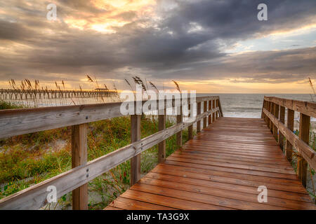 Lever du soleil le long de la demande sur une dune de sable à Myrtle Beach, Caroline du Sud Banque D'Images