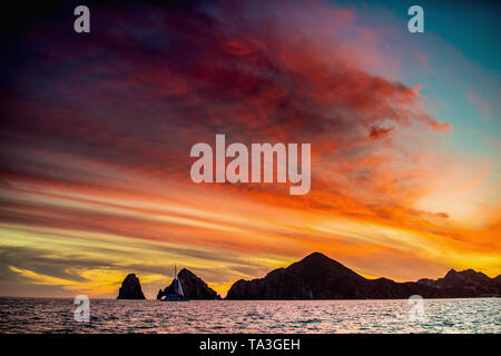 Magnifique Coucher de marins avec des montagnes silhouets. Mer au large de la côte de Cabo San Lucas. Golfe de Californie (aussi connu sous le nom de mer de Cortez Mer, o Banque D'Images