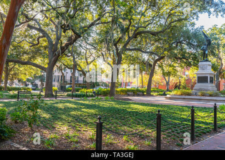 Savannah, GA - 4 novembre, 2018 : Madison Square historique, qui abrite le Monument William Jasper Banque D'Images