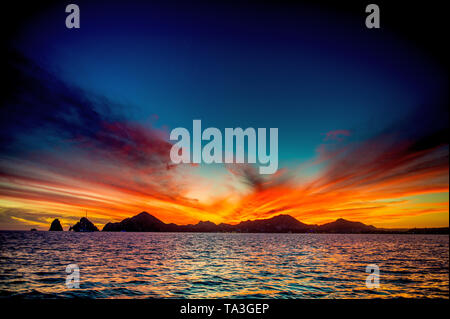 Magnifique Coucher de marins avec des montagnes silhouets. Mer au large de la côte de Cabo San Lucas. Golfe de Californie (aussi connu sous le nom de mer de Cortez Mer, o Banque D'Images