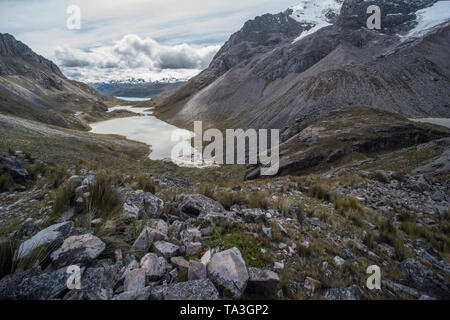 Au milieu des escarpements de la Cordillère Vilcanota, une partie des Andes du Sud du Pérou, il est possible de trouver de l'eau stagnante dans les lacs alimentés par les glaciers. Banque D'Images