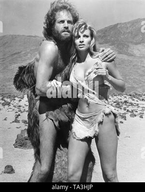 John Richardson comme Raquel Welch Tumak comme Loana UN MILLION D'ANNÉES (C.-B.) 1966 réalisateur Don Chaffey Hammer Films / Associated British - Pathe / Seven Arts Productions Banque D'Images