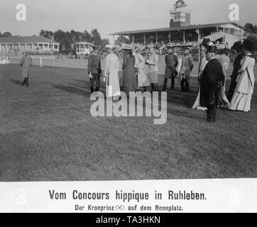 Le Prince Wilhelm (3e à partir de la gauche avec une légère couche) au cours d'une course de trot à Ruhleben. Juste à côté de lui son épouse la princesse Cecilie de Prusse, née Duchesse de Mecklembourg. Banque D'Images