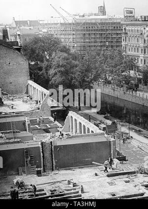 Vue sur le bâtiment en construction de la Haus des Fremdenverkehrs à Runden Platz dans le quartier Tiergarten de Berlin. Le complexe a été conçu et planifié par Theodor Dierksmeier Roettcher avec Hugo en 1936. Pose de la pierre de la fondation a eu lieu le 14.6.1938. Bien que le bâtiment a survécu à la guerre, il n'a jamais été achevé et il a été démoli en 1962. Dans l'avant-plan d'autres bâtiments sont démolis. Banque D'Images