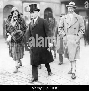 À l'occasion du 60e anniversaire de l'ancien empereur Guillaume II, sa belle-fille, la Princesse Cecilie von Mecklenburg (à gauche), et son fils, le Prince Wilhelm (à droite), les voyages à l'exil dans la maison impériale Doorn. Banque D'Images