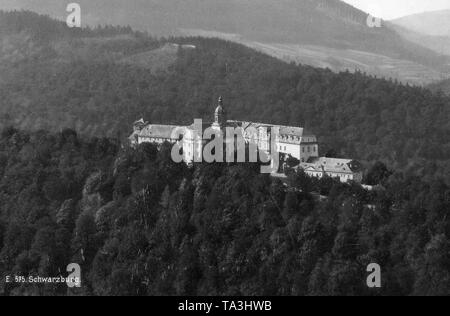 Vue aérienne du château baroque de Schwarzbourg Rudolstadt dans la forêt de Thuringe. Le siège ancestral des comtes et princes de Schwarzbourg-rudolstadt. Banque D'Images