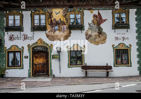 La partie ancienne de l'hôtel Post à Wallgau, près de Garmisch-Partenkirchen en Haute-bavière, avec son magnifique "Lüftlmalerei' Banque D'Images