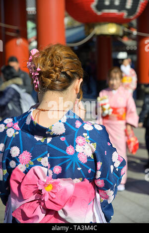 Kimono vêtues femmes prenant des photos devant la porte de Kaminarimon, Asakusa Tokyo JP Banque D'Images