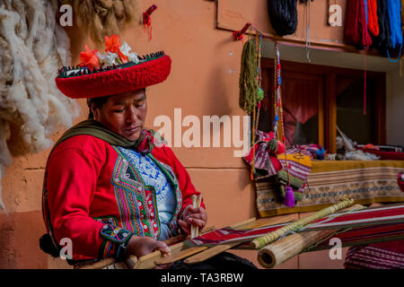 CUZCO, PÉROU- traditionnels femme tisse des fils faits-main à partir de l'alpaga en mai 2018 Banque D'Images