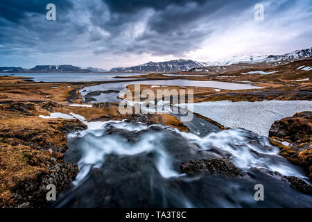 Kirkjefell Kirkjufellsfoss, Tm, cascade de dessus en Islande Banque D'Images