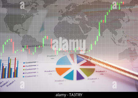 Business report graphique la préparation et les graphiques de la carte du monde - Rapport de synthèse en cercle Statistiques graphique sur papier business document financial cha Banque D'Images