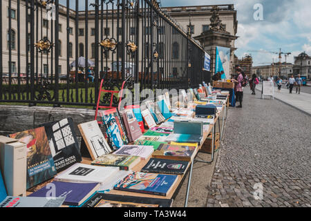 Berlin, Allemagne - Mai 2019 : livres, livres d'occasion à vendre sur le marché aux puces en face de l'Université Humboldt de Berlin, Allemagne Banque D'Images