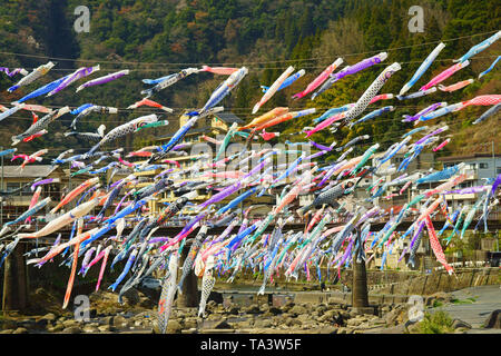 Tsuetate-onsen Hot Springs Koinobori (Carp Streamers) Festival, Kumamoto Prefecture, Japan Banque D'Images