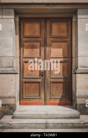 Vieille porte en bois isolé sur bâtiment historique Banque D'Images