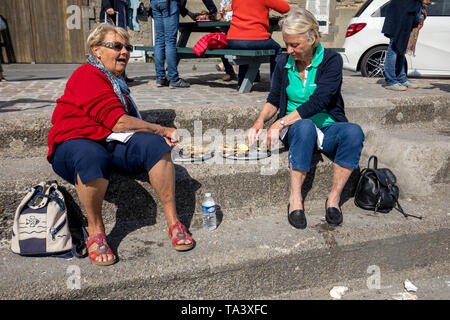 Cancale, France - 15 septembre 2018 : Les gens de manger les huîtres ont acheté sur le front de mer à Cancale, Bretagne, France Banque D'Images