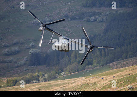 Un CV22 Osprey Bell-Boeing USAF fait un faible niveau passent par Mach Loop, près de Dolgellau, Pays de Galles, Royaume-Uni. Banque D'Images