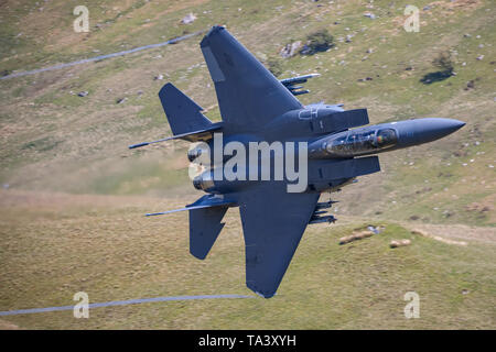 Un USAF F-15 Strike Eagle passe par Mach Loop au cours de faible niveau de formation. Banque D'Images