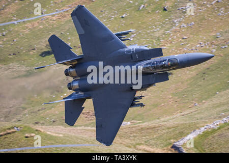 Un USAF F-15 Strike Eagle passe par Mach Loop au cours de faible niveau de formation. Banque D'Images