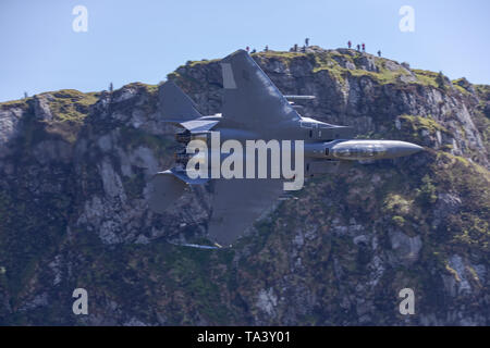 Un USAF F-15 Strike Eagle passe par Mach Loop au cours de faible niveau de formation. Banque D'Images