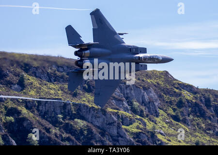 Un USAF F-15 Strike Eagle passe par Mach Loop au cours de faible niveau de formation. Banque D'Images