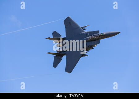 Un USAF F-15 Strike Eagle passe par Mach Loop au cours de faible niveau de formation. Banque D'Images