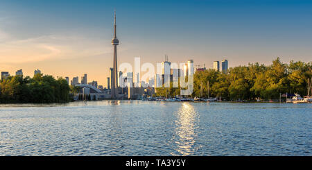 Vue panoramique de la ville de Toronto au coucher du soleil - Toronto, Ontario, Canada. Banque D'Images