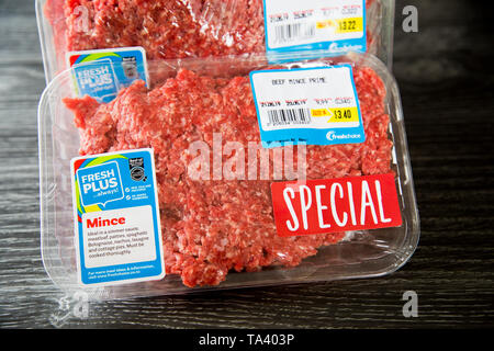 Paquet de viande hachée de boeuf ou de produits frais Choix supermarché. Sur le plateau en plastique avec l'enveloppe en plastique ou heureux d'emballage, film étirable. Acheté en spécial. Banque D'Images