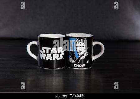 Deux tasses à espresso de marque Star Wars. Avec une Princesse Leia disant je t'aime et l'autre avec Han Solo dire je sais. Sur le banc en bois haut. Banque D'Images