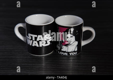 Deux tasses à espresso de marque Star Wars. Avec une Princesse Leia disant je t'aime et l'autre avec Han Solo dire je sais. Sur le banc en bois haut. Banque D'Images