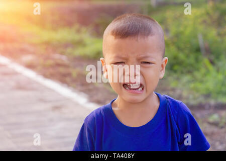 Asian boy pleurer dans la rue Banque D'Images