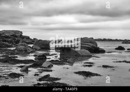 L'entrée de rochers à marée basse Porth Hellick : Saint Mary's, Îles Scilly, UK : version noir et blanc Banque D'Images