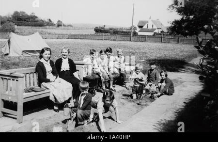 Mary N Pilbeam s'est assise à côté de sa mère Elsie Cooper, alors matronne de l'orphelinat de Gracie Fields à Peacehaven, dans le Sussex, vers le début des années 1960 Banque D'Images