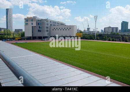 Marathon de Londres, la voie communautaire utilisé comme piste d'échauffement et d'accueil pour Newham et Essex Beagles Athletic Club, Stratford, London. Banque D'Images