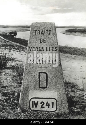 Cette frontière stone marque la limite entre trois états. Les Français inscription dit : 'traite de Versailles 28 Juin 1919'. Banque D'Images