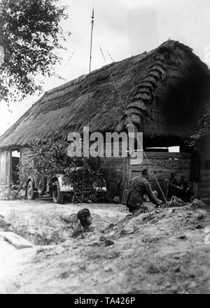 Un hélicoptère radio van de la Wehrmacht, affecté à un groupe d'armées Centre, devant une cabane en bois dans la région de la frontière fleuve Bug, qui a traversé la Wehrmacht le 22 juin 1941. La voiture radio reçoit et transmet les informations de reconnaissance et pour les pilotes. Photo : reporter de guerre Veitel. Banque D'Images