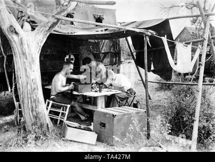 Facilité de saisie de la Wehrmacht. Il n'y a pas de murs, seulement un toit provisoire. Derrière un camion d'un service médical. Photo : correspondant de guerre G. Schmidt. Banque D'Images