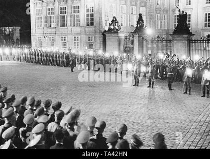 Tatouage en avant du Château de Prague à l'occasion de la commémoration du début de la Première Guerre mondiale. Les soldats portent des torches et un groupe de musique joue. Depuis mars 1939, les régions de la Bohême et de la Moravie avait été sous occupation allemande. Banque D'Images