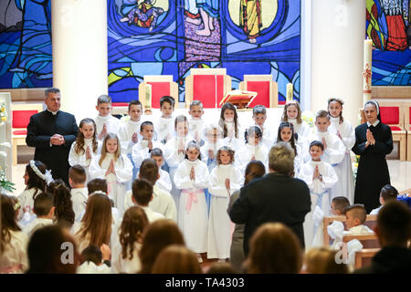 Zagreb, Croatie - Mai 5, 2019 : un groupe de jeunes filles et garçons vêtus de robes blanches avec prêtre et nun posant pour photographier à leur premier c Banque D'Images