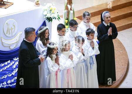 Zagreb, Croatie - Mai 5, 2019 : un groupe de jeunes filles et garçons vêtus de robes blanches avec prêtre et nun posant pour photographier à leur premier c Banque D'Images