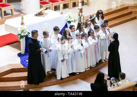 Zagreb, Croatie - Mai 5, 2019 : un groupe de jeunes filles et garçons vêtus de robes blanches avec prêtre et nun posant pour photographier à leur premier c Banque D'Images