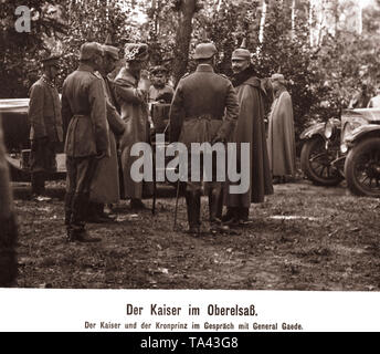 L'empereur Guillaume II (sur la droite avec un large manteau) et du Prince William (au milieu de l'uniforme du 1er n° 1 Hussars-Regiment prussien) en conversation avec le général Hans Emil Alexander Gaede (par derrière) et d'autres officiers sur une visite avant dans le Oberelsass (aujourd'hui la France). Sur la droite, le chauffeur royal portant une casquette. Banque D'Images