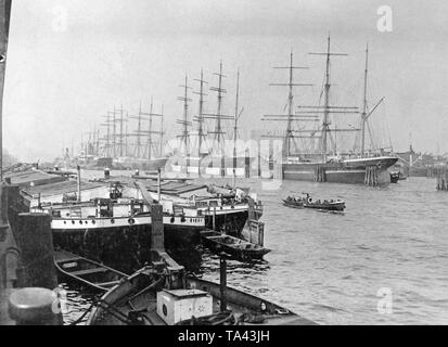 Les bateaux à voile du fret sont amarrés dans le port de Hambourg. Au premier plan sont deux unmotorized barges. Banque D'Images