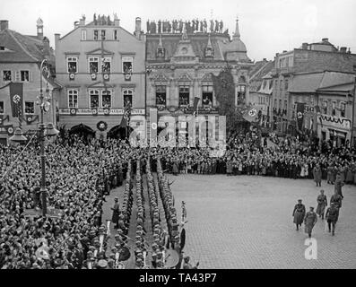 Adolf Hitler (en bas à droite) dans Schluckenau (aujourd'hui Sluknov) le 6 octobre 1938, durant son voyage à travers les territoires Sudètes. L'accueillir avec enthousiasme les résidents le salut nazi. Banque D'Images