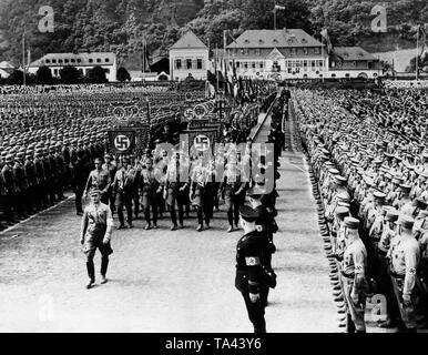 Puis dans la Hermann-Goering-Stadion (aujourd'hui Moselstadion) à Trèves a lieu un événement du Gau Westmark, entre autres avec la participation de Robert Ley et Fritz Todt, ici l'entrée des drapeaux. Banque D'Images