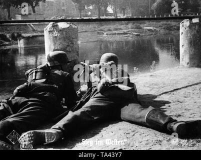 Deux fantassins allemands avec une MG-34 au cours de la campagne en français. Moviestill de Sieg im Westen (victoire à l'Ouest). Banque D'Images