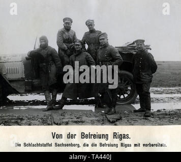 Lors de la conquête de Riga en mai 1919 par Latviv Baltic-German, et les troupes allemandes, l'unité aérienne 'La Kampfgeschwader Sachsenberg' sous le commandement du lieutenant Gotthard Sachsenberg a appuyé l'Baltic-German forces dans le forefield des combats. Six pilotes de l'escadron sont posant devant une voiture. Banque D'Images