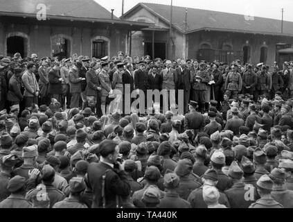 Soldats français, qui ont au moins quatre enfants, sont libérés de la captivité allemande et arriver à la gare ín Chalon-sur-Saône. L'ambassadeur Scapini leur parle. Banque D'Images