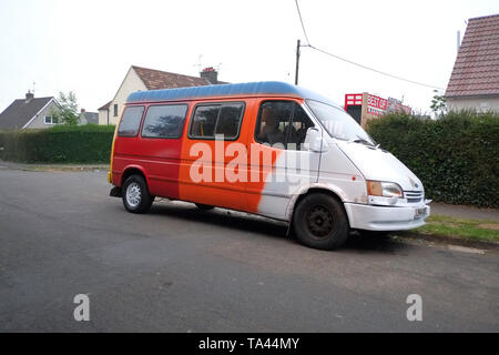 Juin 2015 - vieille Ford Transit van peints dans des couleurs vives et utilisé comme un jour van ou camping-festival Banque D'Images