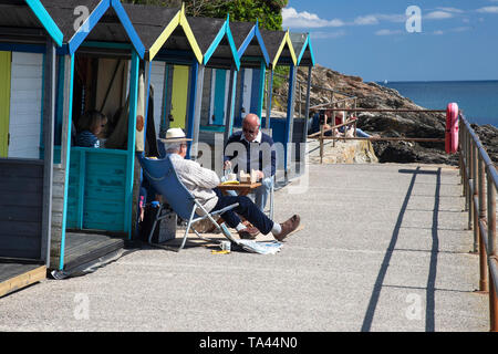 Les touristes profiter de thé de l'après-midi et une collation à l'extérieur d'une cabane de plage de Swanpool, près de Cornwall Falmouth, Royaume-Uni Banque D'Images